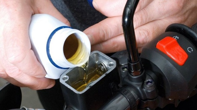 Jangka Waktu Penggantian Minyak Rem Motor