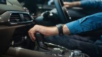bawa mobil Kebiasaan Buruk Saat Mengendarai Mobil yang Bikin Boros BBM