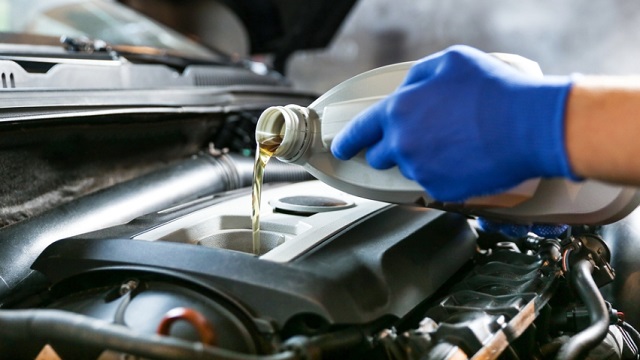 merawat oli mobil Tips untuk Menjaga Oli Mobil Tetap Bersih dan Tahan Lama