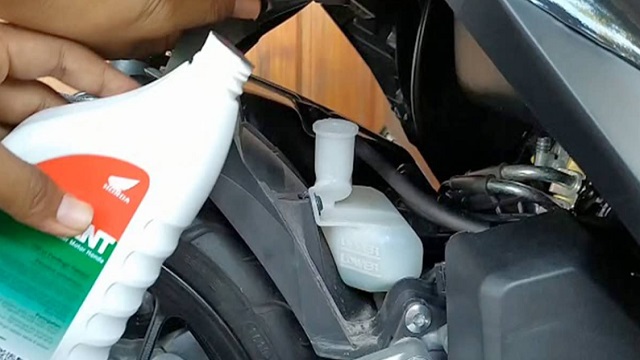 air radiator Apakah Air Radiator Motor Bisa Diganti dengan Air Biasa?
