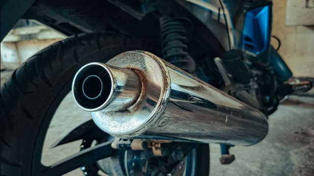 Knalpot Motor Nembak Saat Lepas Gas? Kenali Penyebabnya disini