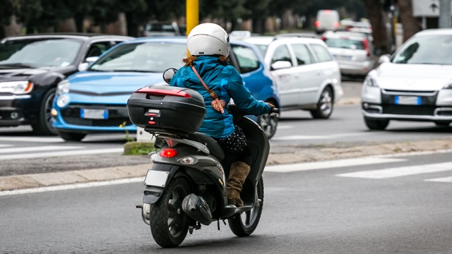 naik motor Kenapa Motor Tidak Boleh Masuk Tol, Ternyata Ini Alasannya