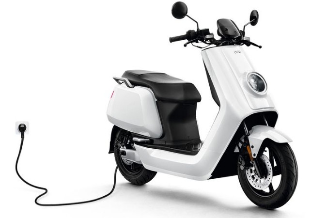 Tips Aman Cas Motor Listrik di Rumah