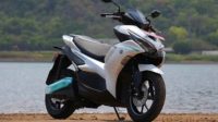 Yamaha Aerox E Yamaha Aerox E Meluncur, Simak Spesifikasi dan Bedanya