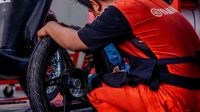 Cara membedakan ban motor depan dan belakang berdasarkan fungsi, pola tapak, tanda rotasi, dan spesifikasi agar tidak salah memilih ban.