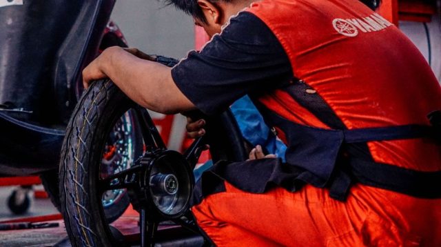 Cara membedakan ban motor depan dan belakang berdasarkan fungsi, pola tapak, tanda rotasi, dan spesifikasi agar tidak salah memilih ban.