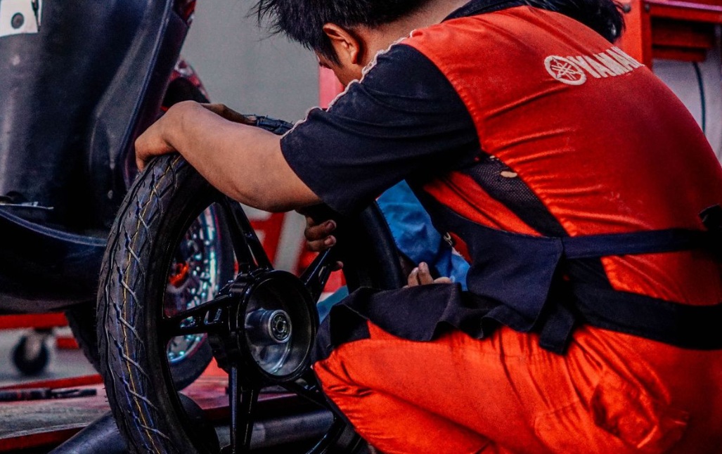 Cara membedakan ban motor depan dan belakang berdasarkan fungsi, pola tapak, tanda rotasi, dan spesifikasi agar tidak salah memilih ban.