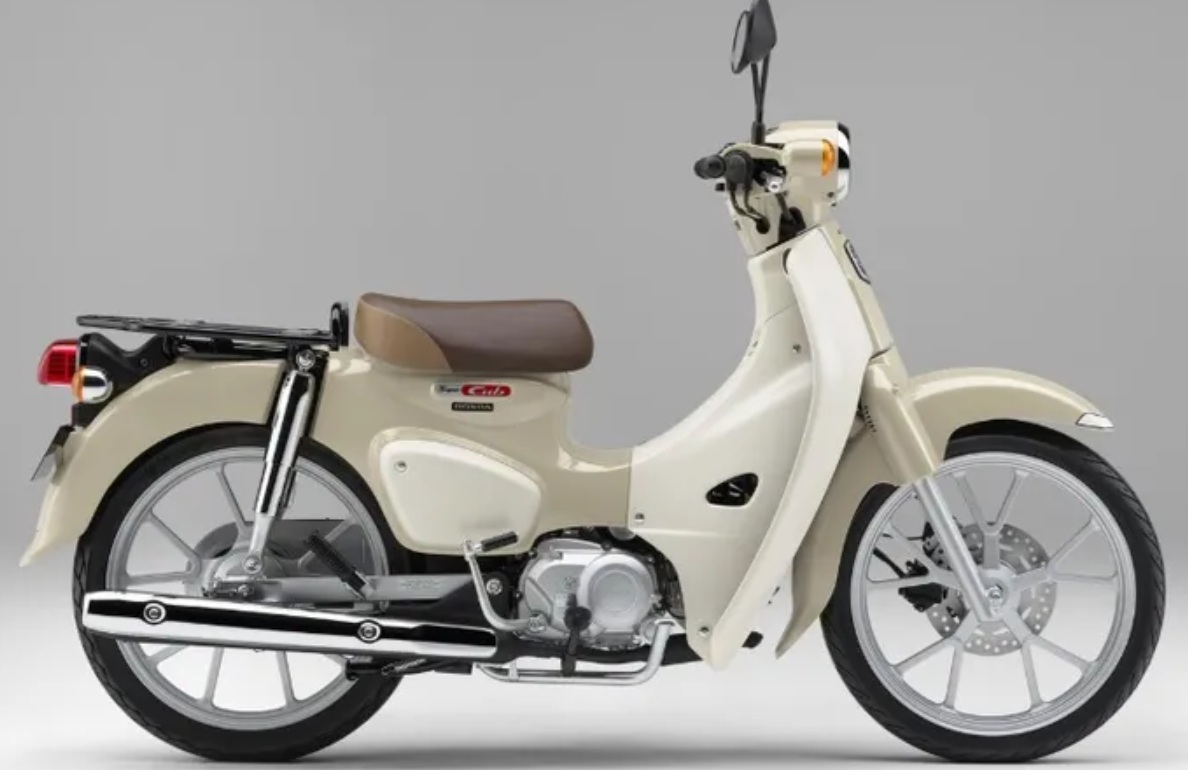 Honda Super Cub 110 dan 110 Pro hadir dengan karakter berbeda untuk kebutuhan harian dan distribusi barang, simak harga serta spesifikasi resminya.