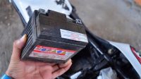 aki motor Kenali ciri aki motor soak, cara mengecek kondisinya, dan tanda aki masih bisa dicas atau harus diganti agar tidak salah mengeluarkan biaya
