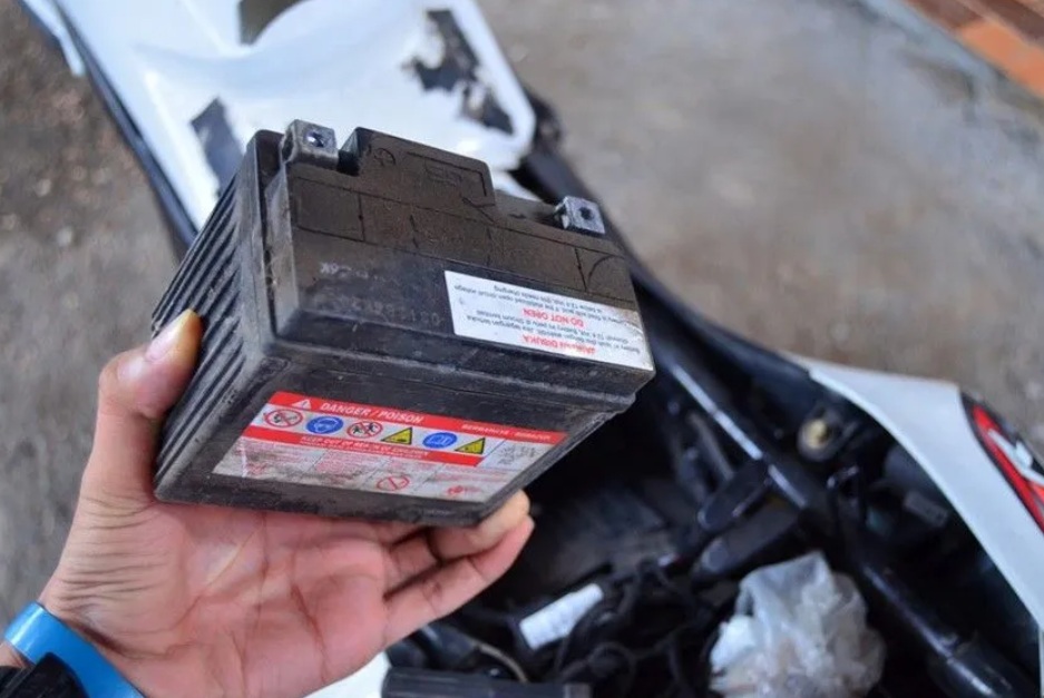 Kenali ciri aki motor soak, cara mengecek kondisinya, dan tanda aki masih bisa dicas atau harus diganti agar tidak salah mengeluarkan biaya