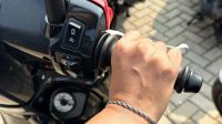 geber gas Geber motor sebelum dimatikan ternyata tidak diperlukan pada motor modern dan berisiko mengganggu pelumasan mesin jika dilakukan sembarangan.