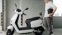 Jarak tempuh motor listrik bergantung pada kapasitas baterai, kondisi jalan, dan gaya berkendara. Simak cara menghitung kebutuhan jarak harian.
