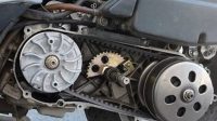 kampas ganda Penyebab kampas ganda motor matic cepat tipis antara lain beban berat, kebiasaan memainkan gas dan rem, serta per CVT bermasalah.