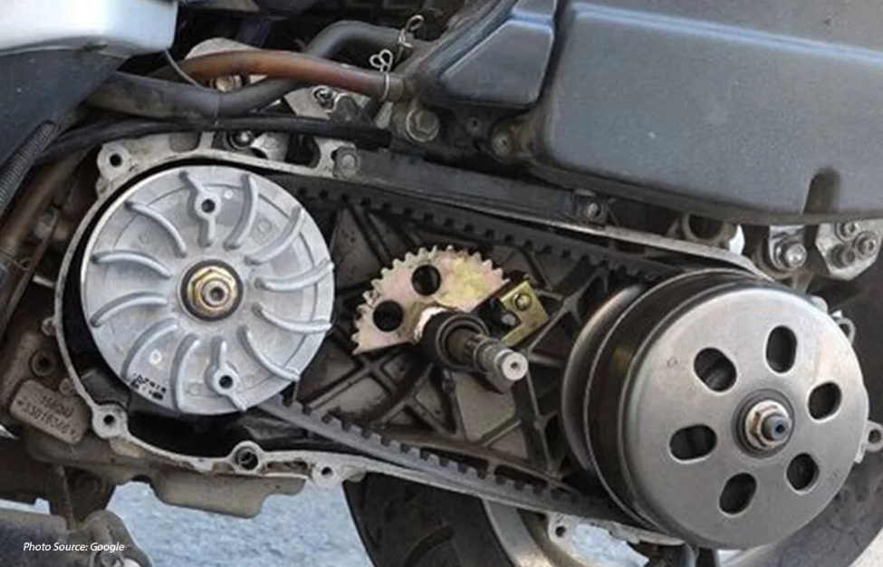 Penyebab kampas ganda motor matic cepat tipis antara lain beban berat, kebiasaan memainkan gas dan rem, serta per CVT bermasalah.