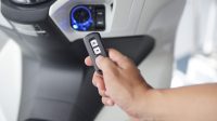 keyless motor Perbedaan keyless dan smart key pada motor terletak pada sistem penguncian, fitur keamanan, dan cara kerjanya. Simak penjelasannya sebelum memilih motor.