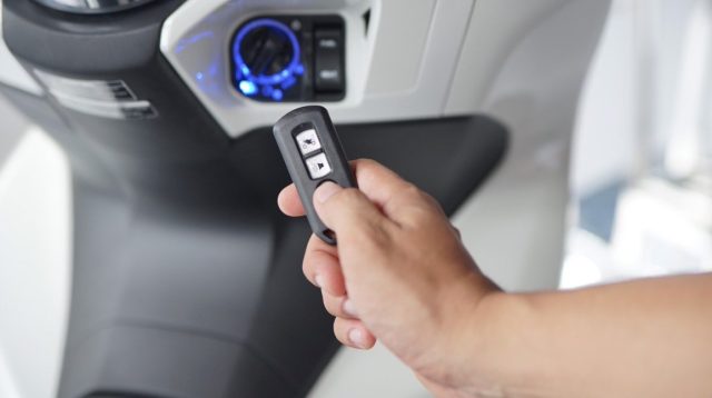 keyless motor Perbedaan keyless dan smart key pada motor terletak pada sistem penguncian, fitur keamanan, dan cara kerjanya. Simak penjelasannya sebelum memilih motor.