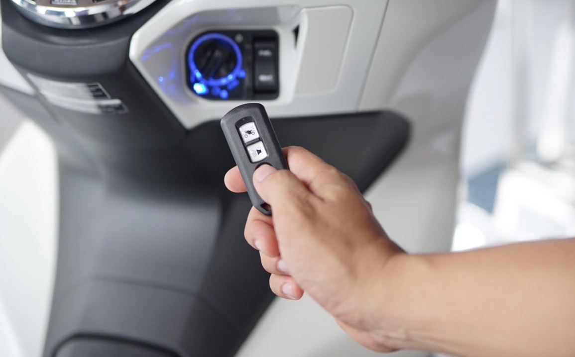 Perbedaan keyless dan smart key pada motor terletak pada sistem penguncian, fitur keamanan, dan cara kerjanya. Simak penjelasannya sebelum memilih motor.