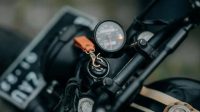 Perbedaan kunci kontak motor biasa dan immobilizer terletak pada sistem keamanan elektronik yang membantu mencegah mesin dinyalakan dengan kunci tidak terdaftar.