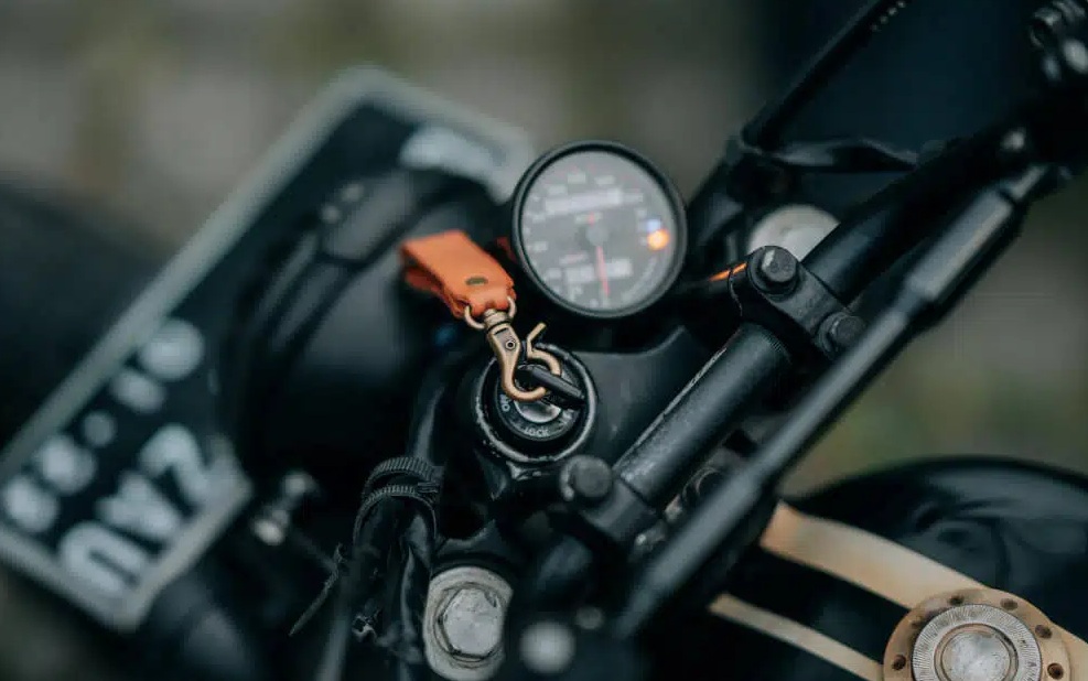 Perbedaan kunci kontak motor biasa dan immobilizer terletak pada sistem keamanan elektronik yang membantu mencegah mesin dinyalakan dengan kunci tidak terdaftar.