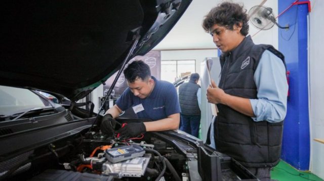 Apakah mobil listrik menggunakan oli mesin? Simak penjelasan tentang jenis pelumas, cairan yang dibutuhkan, dan perawatan mobil listrik.