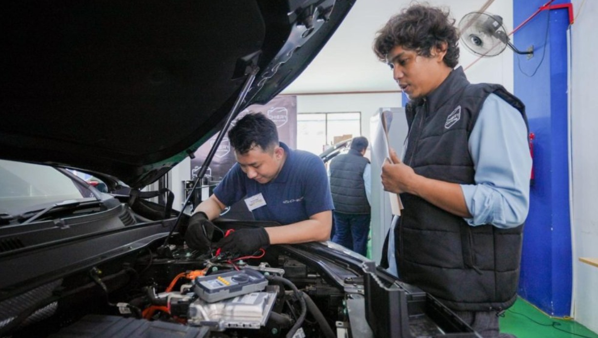 Apakah mobil listrik menggunakan oli mesin? Simak penjelasan tentang jenis pelumas, cairan yang dibutuhkan, dan perawatan mobil listrik.