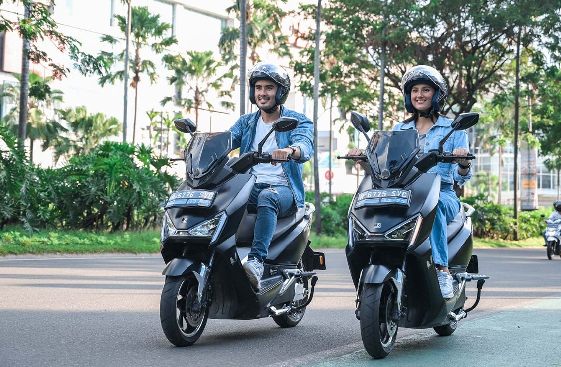 Apakah naik motor listrik harus punya SIM? Simak aturan yang berlaku, jenis SIM untuk motor listrik, dan ketentuan berkendara di jalan umum.