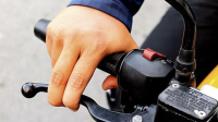 rem motor Penyebab rem motor bunyi dan getar saat tuas ditekan bisa berasal dari kampas aus, cakram tidak rata, atau kotoran yang mengganggu pengereman.