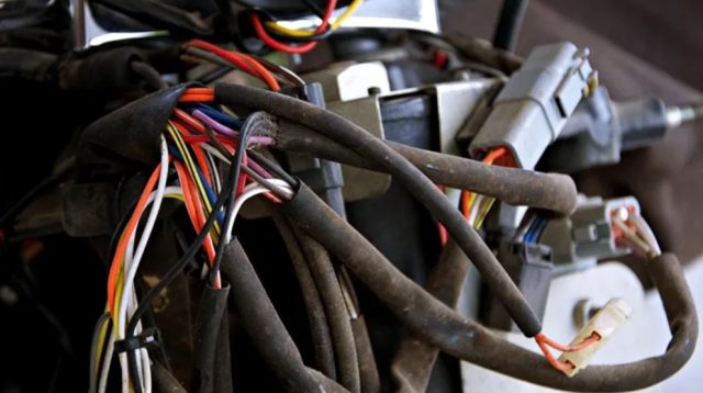 Cara membersihkan kelistrikan motor dengan aman menggunakan contact cleaner, merawat soket dan kabel, serta mencegah risiko korsleting.