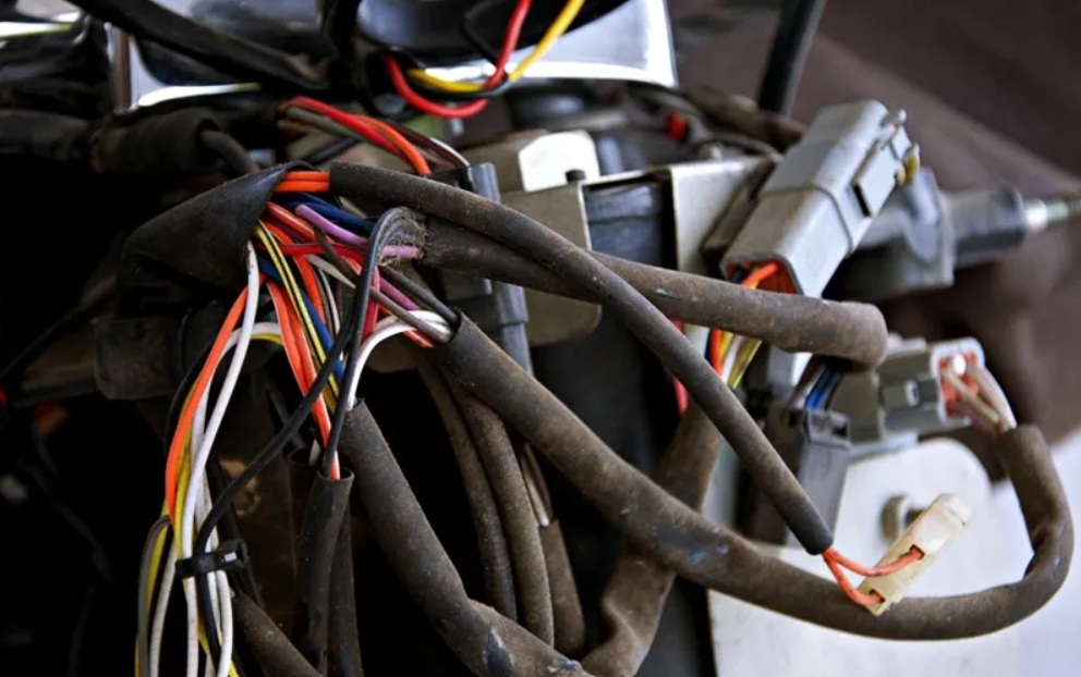Cara membersihkan kelistrikan motor dengan aman menggunakan contact cleaner, merawat soket dan kabel, serta mencegah risiko korsleting.