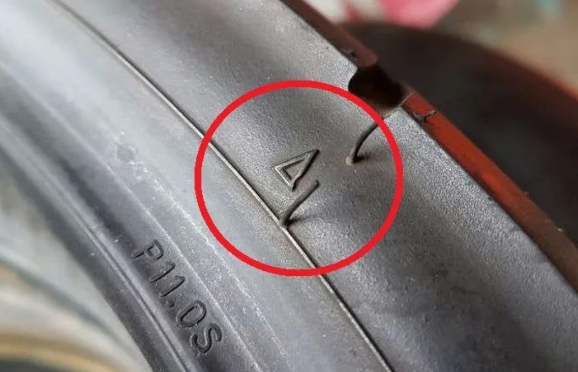Fungsi tanda segitiga di ban motor adalah menunjukkan lokasi indikator keausan tapak agar pengendara tahu kapan ban perlu diganti.