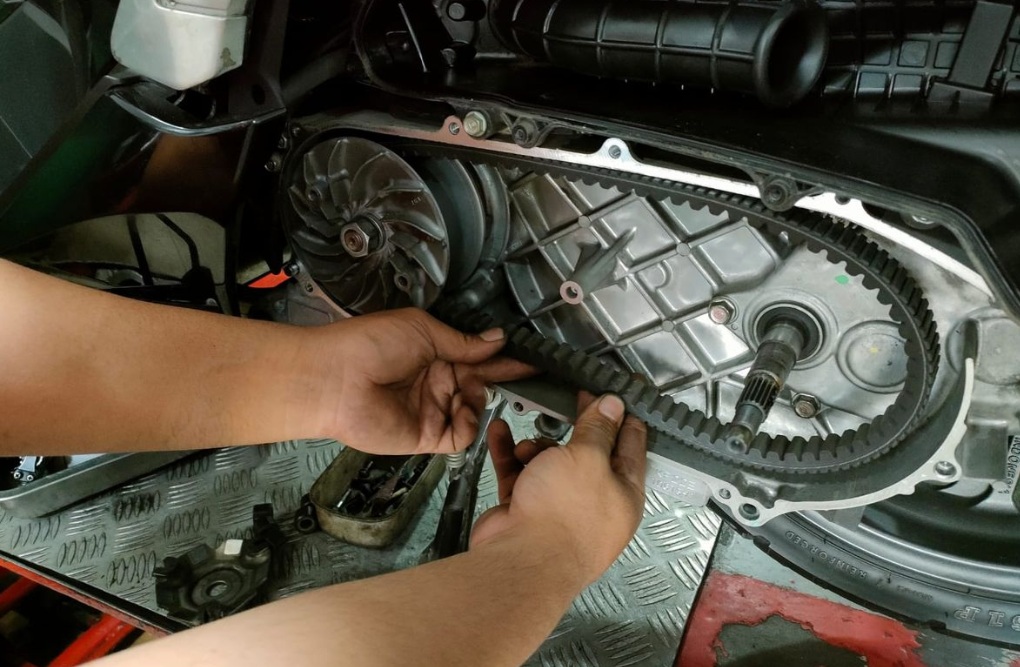 Kenali tanda vanbelt motor matik perlu diganti, mulai dari retakan, suara berisik, tarikan melemah, hingga jadwal pemeriksaan CVT.